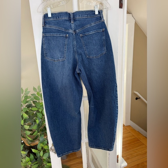 Women’s Old Navy Medium/dark Wash Barrel Jeans - Picture 3 of 3